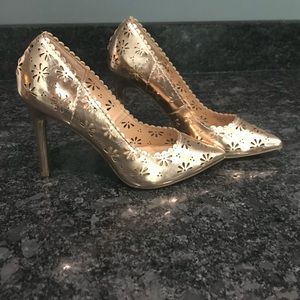 NWOT metallic rose gold pumps